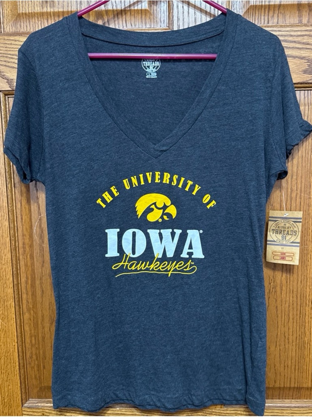 Iowa Hawkeyes Women's Large V-Neck T-Shirt - Grey & Gold